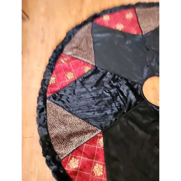 60"  VILLA BACCI Christmas Tree Skirt-Black Velvet Star, Fur Trim, Leopard Regal - Picture 3 of 6